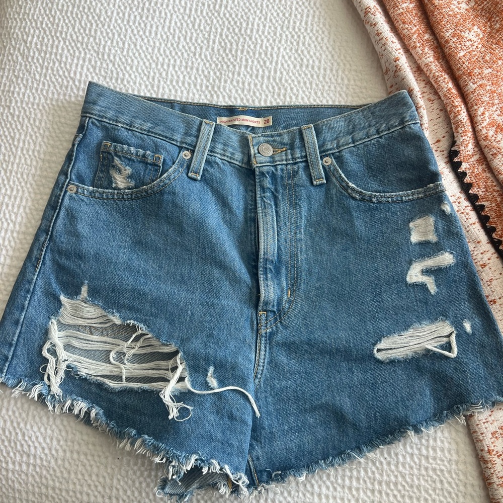 LEVIS HIGH WAISTED DENIM MOM SHORT